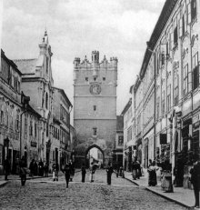 Jihlava v roce 1899, dnešní ulice Matky Boží. V pozadí je vidět brána Matky Boží, vlevo je patrné průčelí kostela Nanebevzetí Panny Marie. Scan pohlednice z roku 1899.